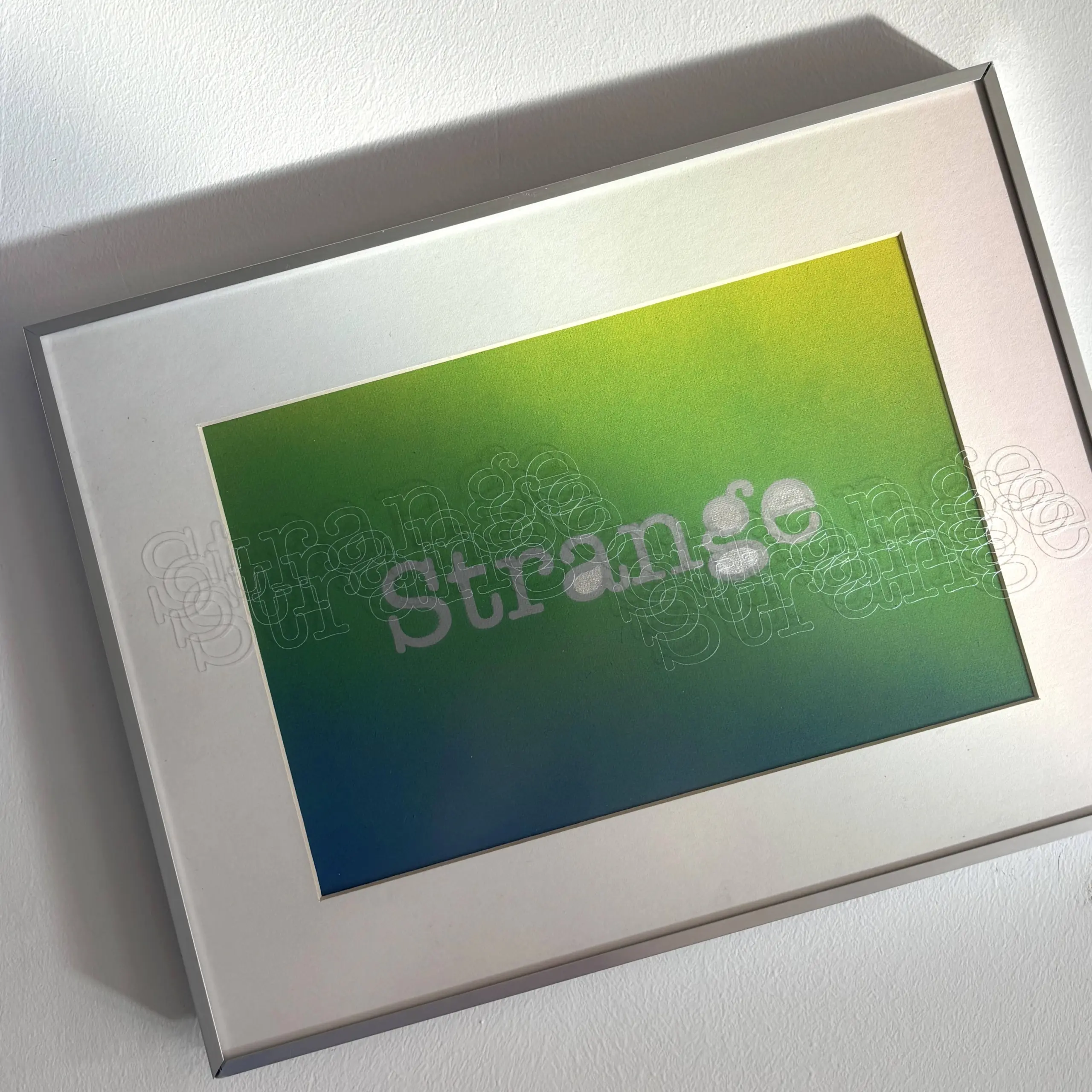 Strange, 2025, Sprühfarbe auf Papier / Gravierung auf Kunstglas, 40 x 30 cm von Tim Florian Mueller