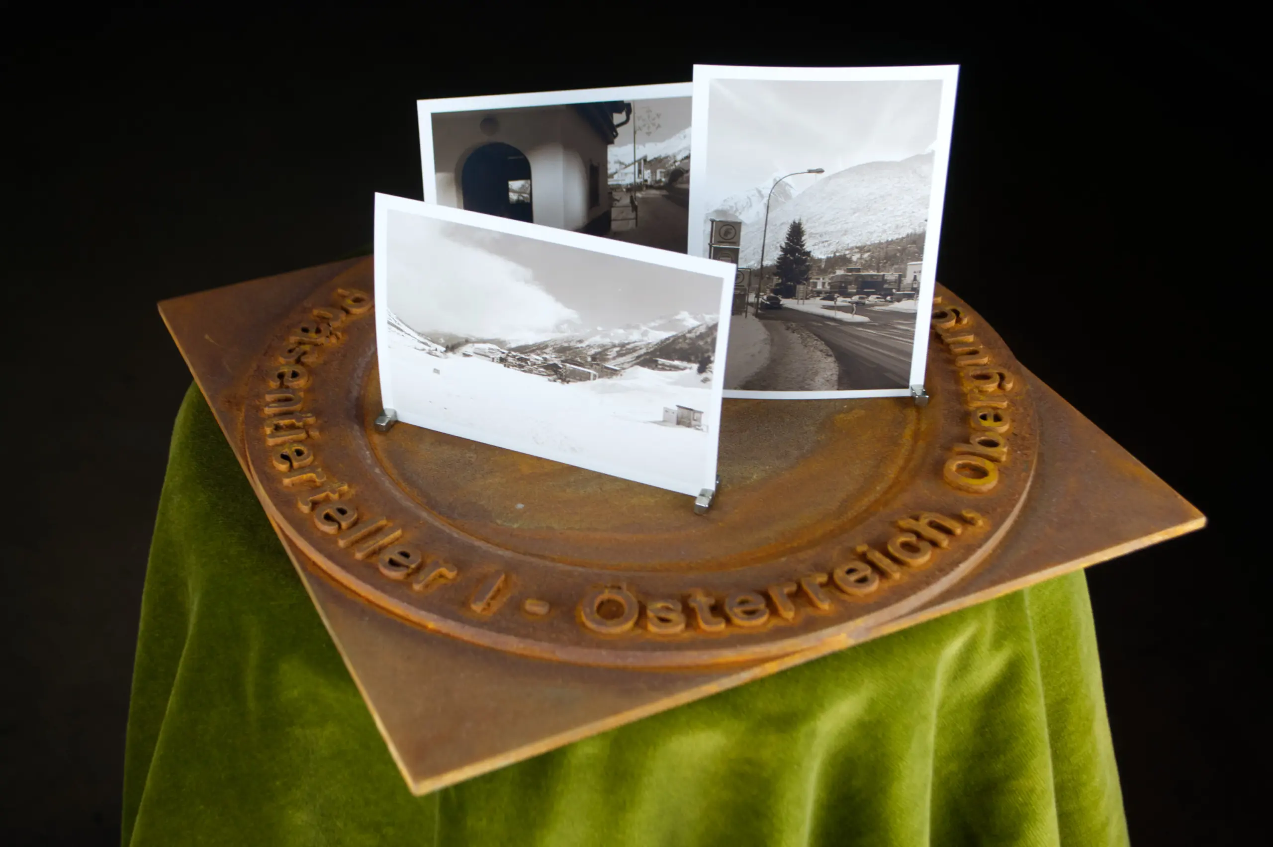 Präsentierteller I - Österreich, Obergurgl, 2025, 3D Druck / Filament mit Eisen / Patina (Oxidation), 29 x 29 x 1.5 cm von Tim Florian Mueller