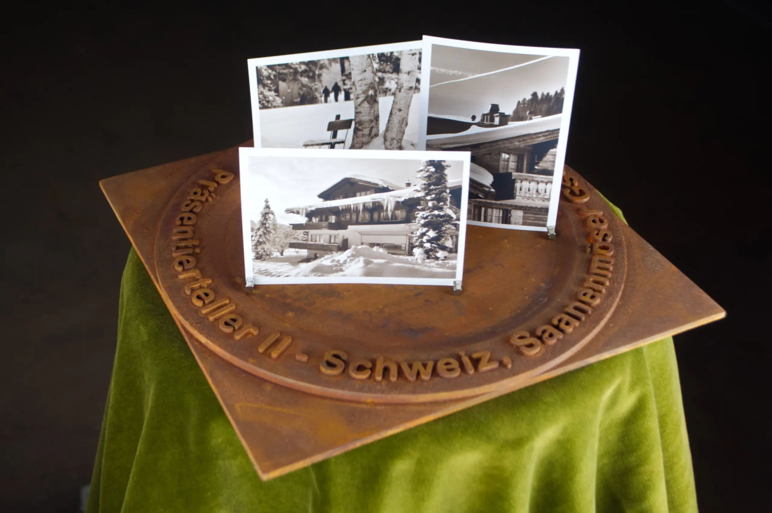 Präsentierteller II - Schweiz, Saanenmöser Gstaad, 2025, 3D Druck / Filament mit Eisen / Patina (Oxidation), 29 x 29 x 1.5 cm von Tim Florian Mueller