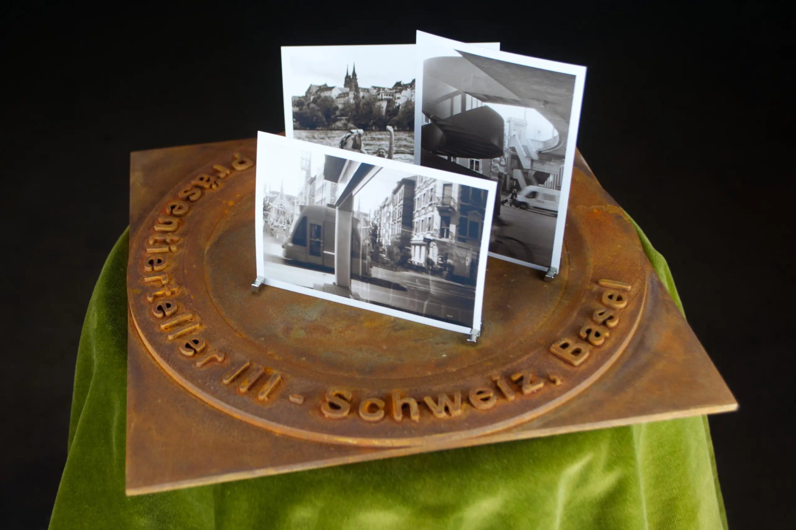 Präsentierteller III - Schweiz, Basel, 2025, 3D Druck / Filament mit Eisen / Patina (Oxidation), 29 x 29 x 1.5 cm von Tim Florian Mueller